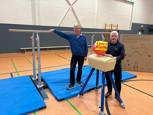 Lutz Franke und Mathias Schnoor stehen zwischen den neu angeschaffte nSportger&auml;ten. 
