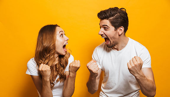 Frau und Mann jubeln &uuml;ber Lotto-Gewinn