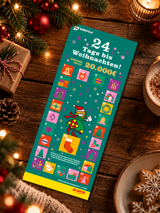 Adventskalenderlos liegt auf einem weihnachtlich-dekorierten Tisch