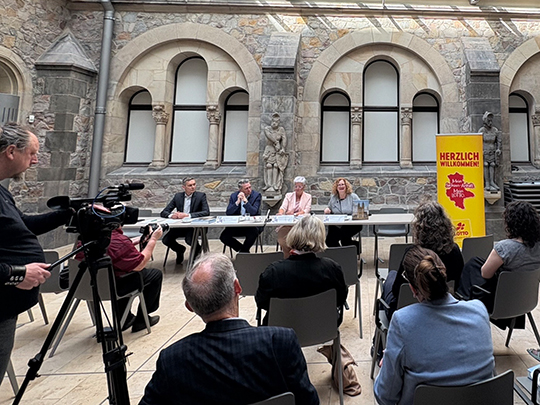 Alexander Pistorius, Dr. Sebastian Putz, Regina-Dolores Stieler-Hinz und Dr. Gabriele Köster bei der Pressekonferenz im Kulturhistorischen Museum Magdeburg