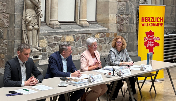 Alexander Pistorius, Dr. Sebastian Putz, Regina-Dolores Stieler-Hinz und Dr. Gabriele Köster bei der Pressekonferenz im Kulturhistorischen Museum Magdeburg