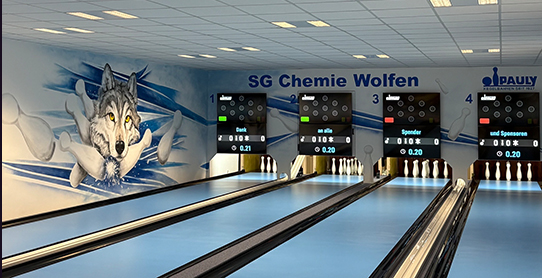 Blick in die Anlage der SG Chemie Wolfen, die vier Bahnen sind in einem hellen blau gehalten, an der Wand ist ein Bild eines Wolfes der Kegel umwirft zu sehen