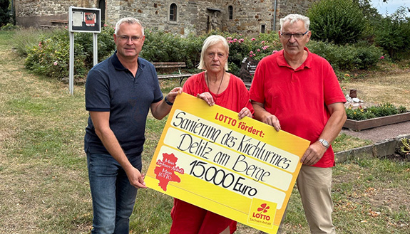 B&uuml;rgermeister Christian Runkel mit Heike und Siegfried Schmidtke und symbolischem F&ouml;rderscheck