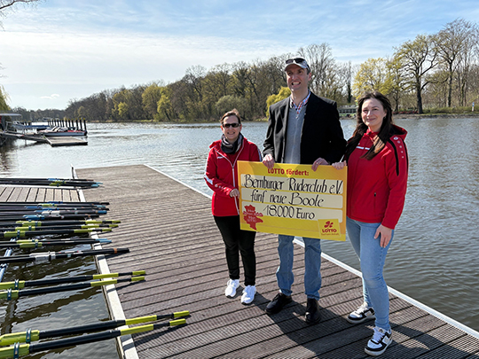 Daniel Sobotta mit Sarah Hantschel u Nancy Hohle vom Ruderclub Bernburg i dem Symbolischen Scheck auf dem Steeg des Ruderclubs Bernburg