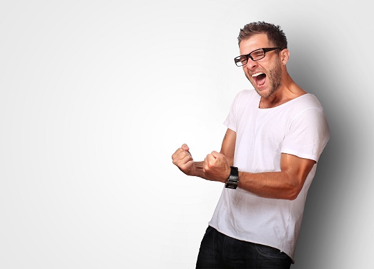 Mann mit Brille freut sich