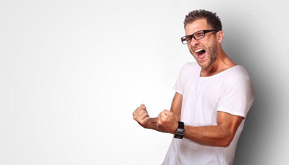Mann mit Brille freut sich