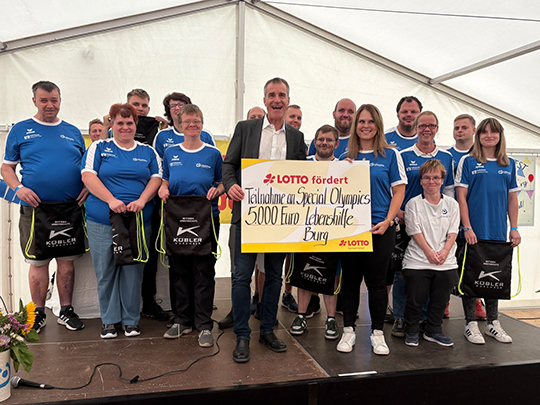 Erik Dietzel und Stefanie Lauterbach mit Athleten für Special Olympics