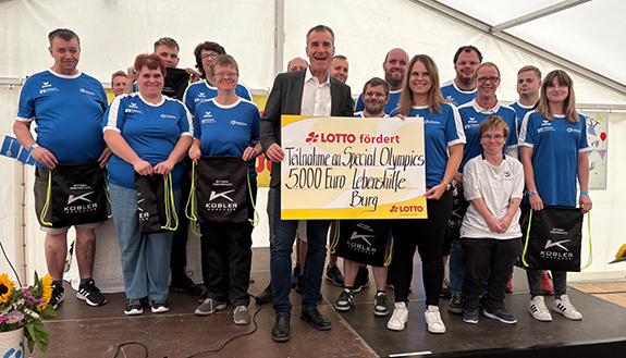 Erik Dietzel und Stefanie Lauterbach mit Athleten für Special Olympics