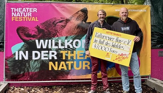 Foto von der symbolischen Scheckübergabe für das Festival Theater Natur 2025
