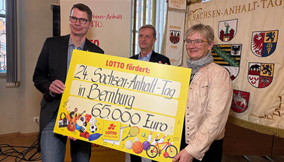 Stefan Ebert von Lotto &uuml;berreicht den Scheck an die B&uuml;rgermeisterin von Bernburg. 