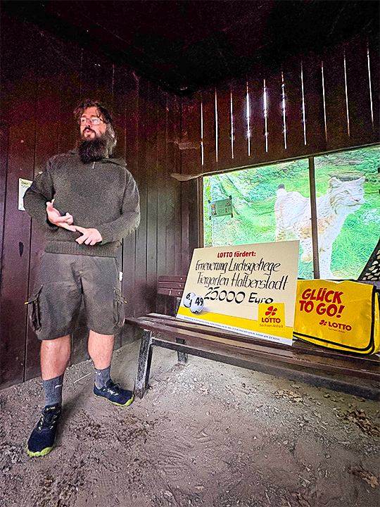 Tiergartenleiter mit LOTTO F&ouml;rdercheck vor Luchsanlage