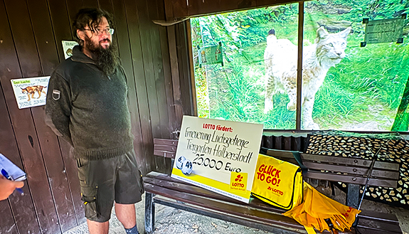 Tiergartenleiter mit LOTTO F&ouml;rdercheck vor Luchsanlage