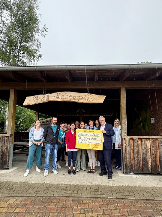 Gruppenbild des DRK-Landesverband Sachsen-Anhalt e.V. mit dem symbolischen Scheck in Höhe von 75.000 Euro