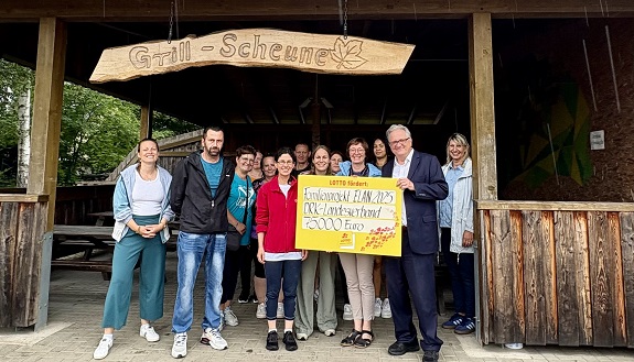 Gruppenbild des DRK-Landesverband Sachsen-Anhalt e.V. mit dem symbolischen Scheck in Höhe von 75.000 Euro