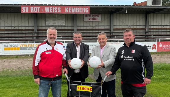 Frank Heise, zwei B&uuml;rgermeister und Roger Lajow auf Rasenplatz