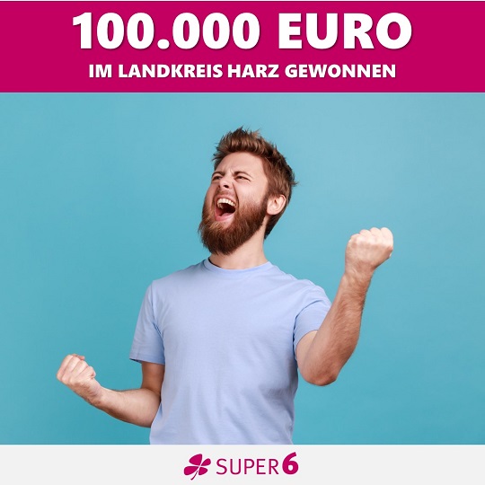 Junger Mann freut sich über einen Hochgewinn über SUPER 6
