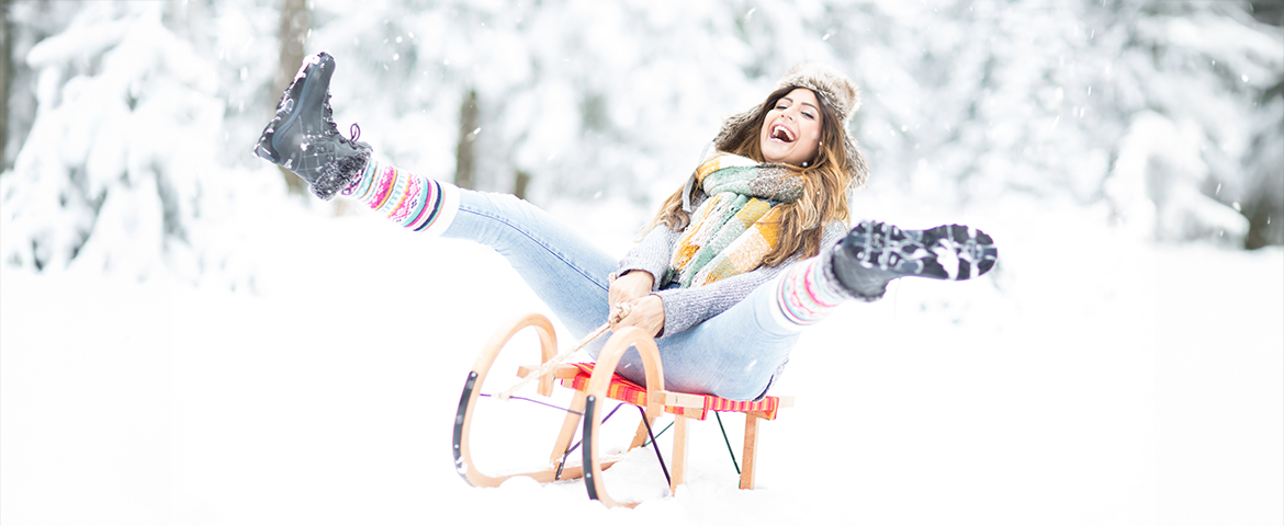 Frau f&auml;hrt Schlitten und jubelt