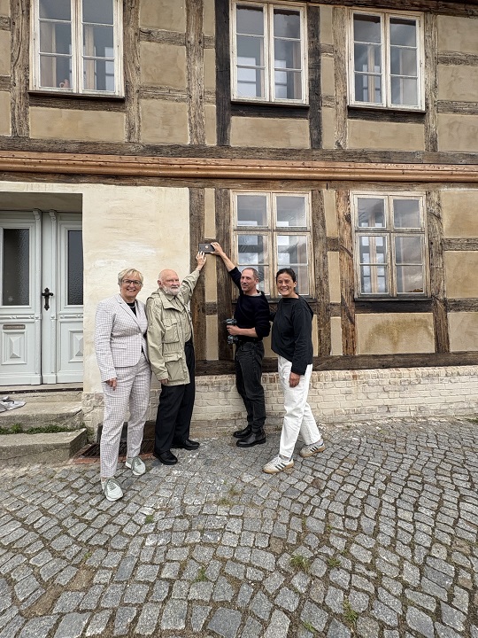 Bronzetafel der GlücksSpirale wird am Fischerhaus in Havelberg angebracht