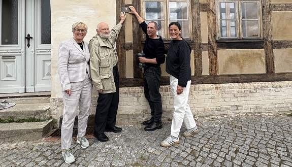 Bronzetafel der GlücksSpirale wird am Fischerhaus in Havelberg angebracht