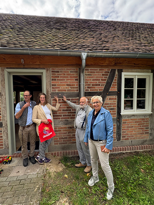 Hans-Georg von Engelbrechten-Ilow (Besitzer der Gutsarbeitshäuser), Philippa von Engelbrechten-Ilow (Besitzerin der Gutsarbeitshäuser), Dr. Volker Stephan (Ortskuratorium Stendal der Deutschen Stiftung Denkmalschutz) und Bärbel Hornemann (Ortskuratorium Stendal der Deutschen Stiftung Denkmalschutz) vor Gutsarbeiterhaus in Vollenschier