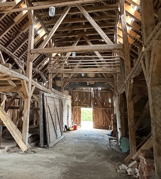 Blick in den Speicher Sandau, ein Geflecht aus dicken Holzbalken tr&auml;gt das Dach des alten Speichers