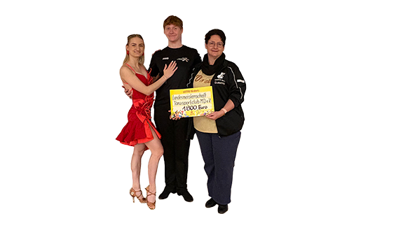 Tazpaar und Vereinsvorsitzender mit Scheck