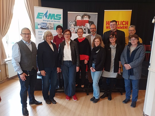 Gruppenfoto im Rahmen der Scheckübergabe zum 31. Festival Klänge im Raum