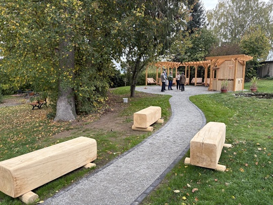 Foto der Außenanlage des Konrad Martin Hauses