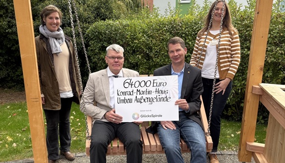 Gruppenfoto zur Scheckübergabe an das Konrad Martin Haus