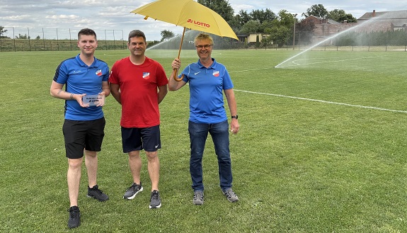 LOTTO fördert Bewässerungsanlage SV Pratau - Maximilian Preuß, Steve Nehrung, Uwe Preuß v.l.n.r.