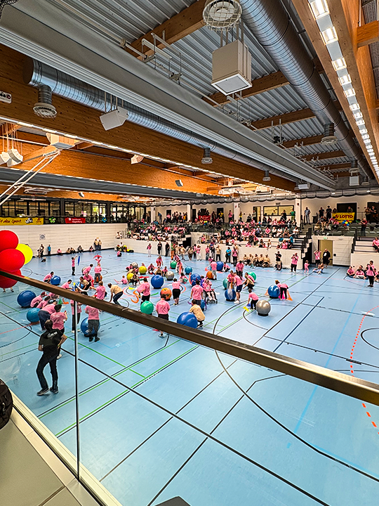 Teilnehmer des Down-Sportfestes in der Sporthalle in Magdeburg