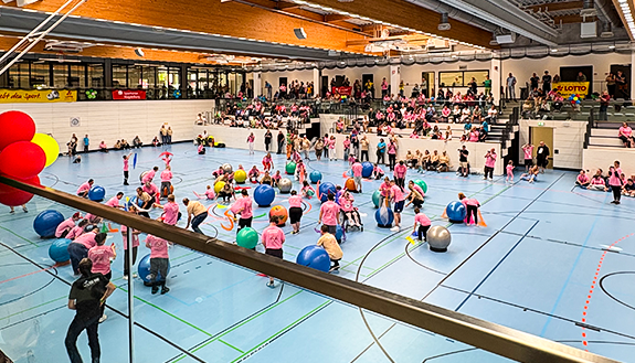 Teilnehmer des Down-Sportfestes in der Sporthalle in Magdeburg