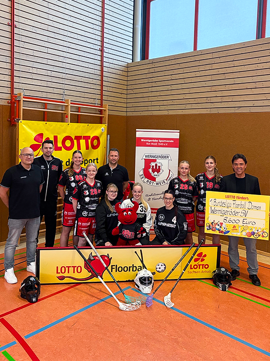 Floorball-Spielerinnen und Team in Sporthalle mit F&ouml;rderscheck