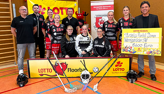 Floorball-Spielerinnen und Team in Sporthalle mit F&ouml;rderscheck
