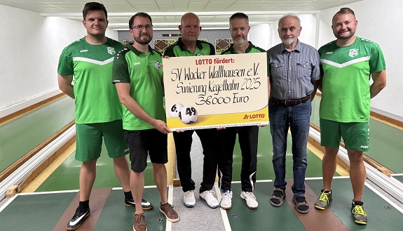 Kegler des SV Wacker Wallhausen mit Fördercheck von LOTTO Sachsen-Anhalt über 38.000 Euro