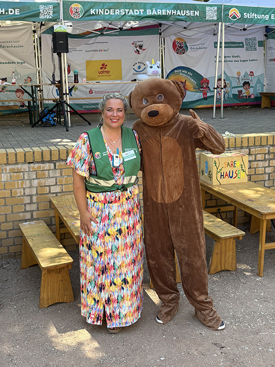 LOTTO fördert Kinderstadt Bärenhausen in Bernburg, Foto: Luisa Liebefinke vom Orgateam mit Person im Bärenkostüm