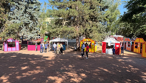 Marktplatz Kinderstadt Bärenhausen in Bernburg mit Gewerke