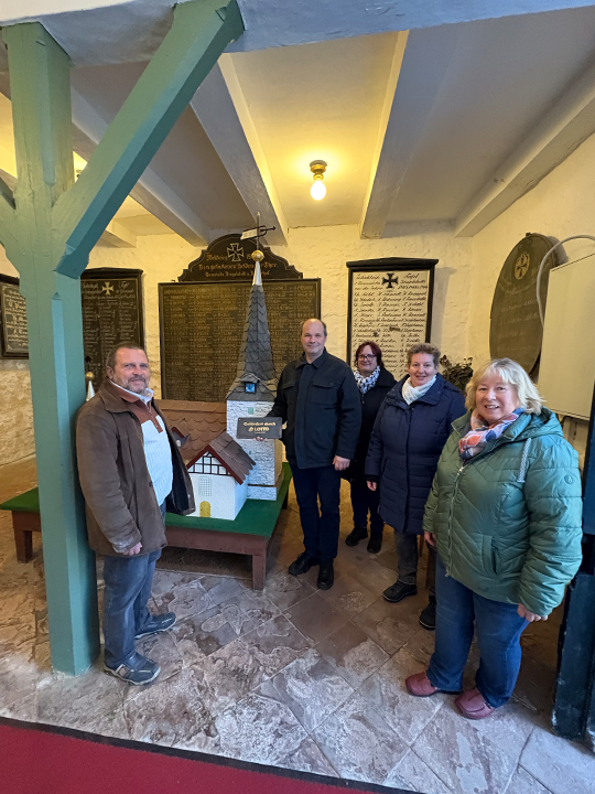Thomas Filler, Martin Lodahl, Liane Rosemund, Katharina Fritsche und Gabi Kluth vor Modell der Kirche St. Stephani In Dingelstedt 