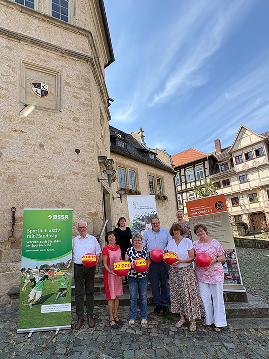 symbolische Scheck&uuml;bergabe vor dem Alten Rathaus in Blankenburg