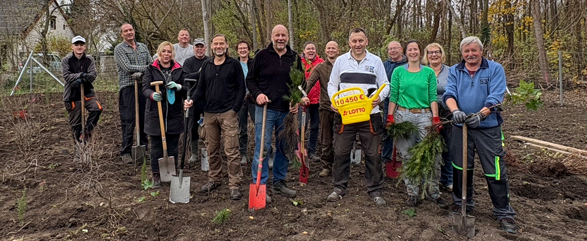 Mitglieder des Knapendorf e.V. beim Spatenstich zum Lotto-Miniwald