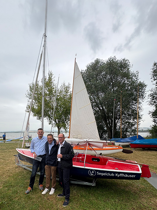 LOTTO fördert Segelclub Kyffhäuser e.V., Foto: Vorstand Kay Exel, Ulrich Martin, Stefan Mildner (v.l.) vor Seegelboot