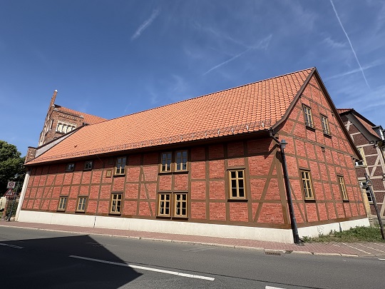 Saniertes zweigeschossige Fachwerkgebäude „Alte Post“ in Neinstedt in der Frontansicht