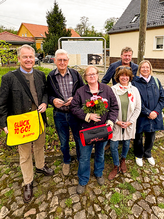 B&uuml;rgermeisterin Kerstin Gruetz (Mitte), Vereinsmitglied Heike Aufzug (rechts) sowie private Spendengeber
