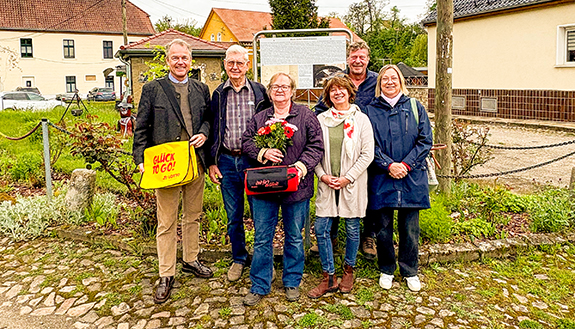 B&uuml;rgermeisterin Kerstin Gruetz (Mitte), Vereinsmitglied Heike Aufzug (rechts) sowie private Spendengeber