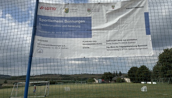 Baustellenschild für die Sanierung des Vereinsheims de SV Bennungen