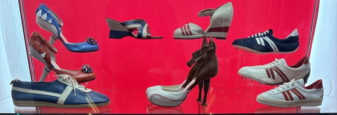 Schuhe in einer Vitrine der Ausstellung
