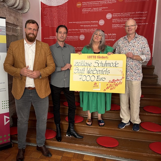 Weißenfelser Oberbürgermeister Martin Papke (links), Designer Kobi Levi und Team vom Museum