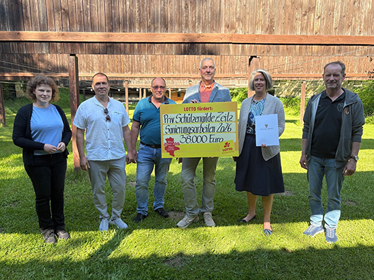 Vereinsvorstand mit F&ouml;rderscheck