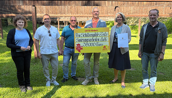Vereinsvorstand mit F&ouml;rderscheck