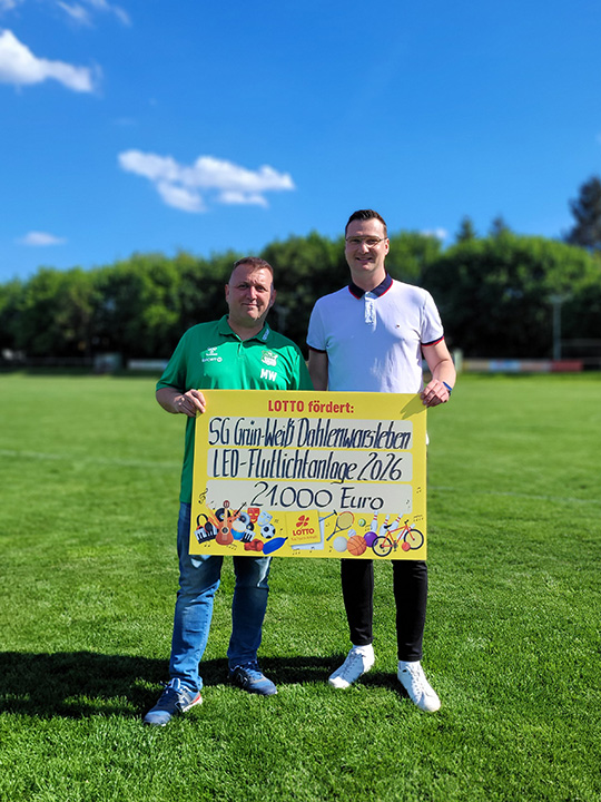 Vereinspr&auml;sident Marcel Wahnschaap und Vereinsmitglied Max Tietz mit symbolischen F&ouml;rderscheck